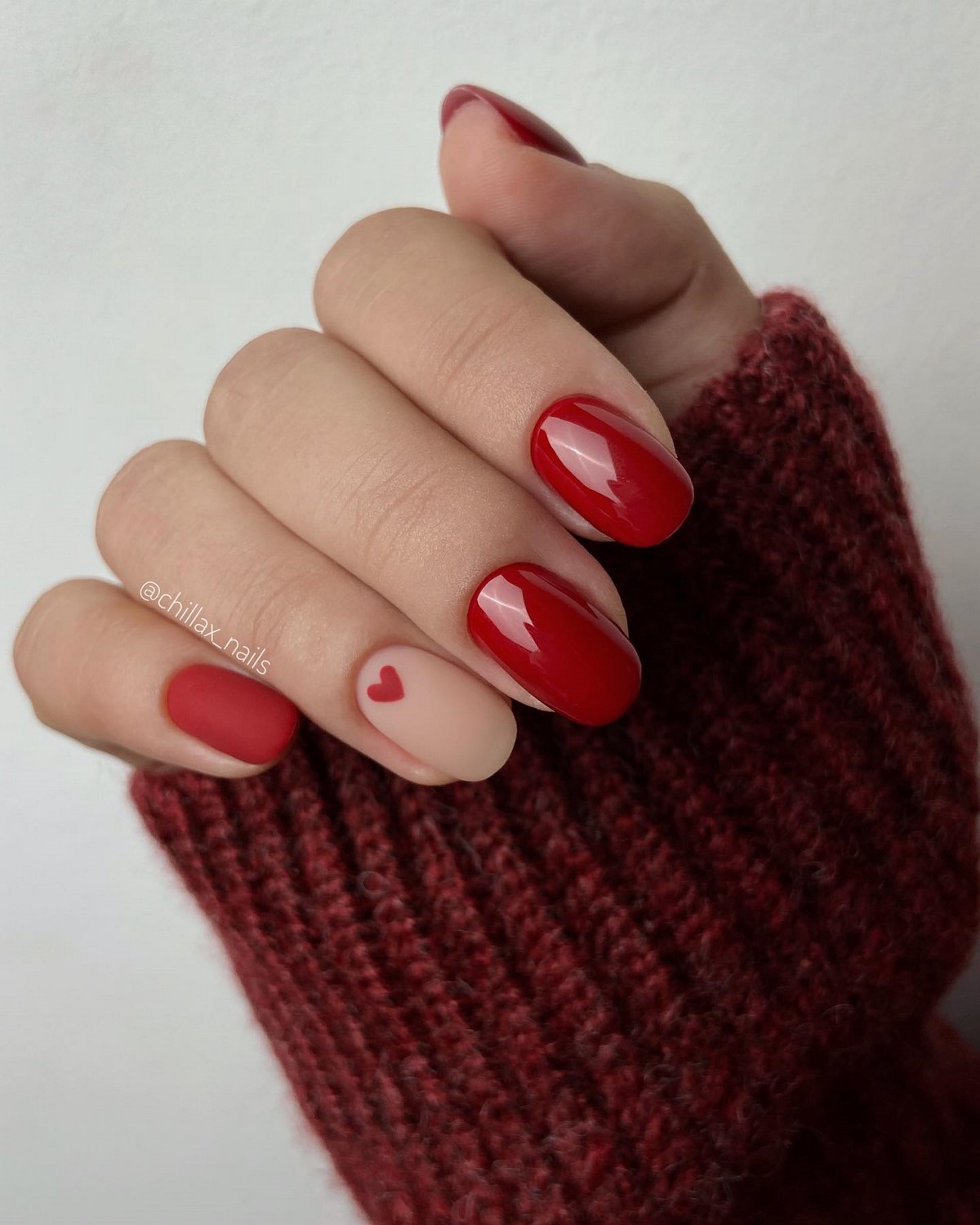 Маникюр с сердечками ко Дню Влюбленных в феврале 2026