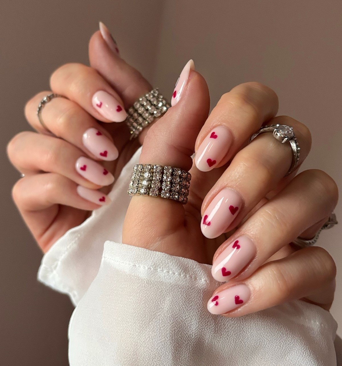 Маникюр с сердечками ко Дню Влюбленных в феврале 2026