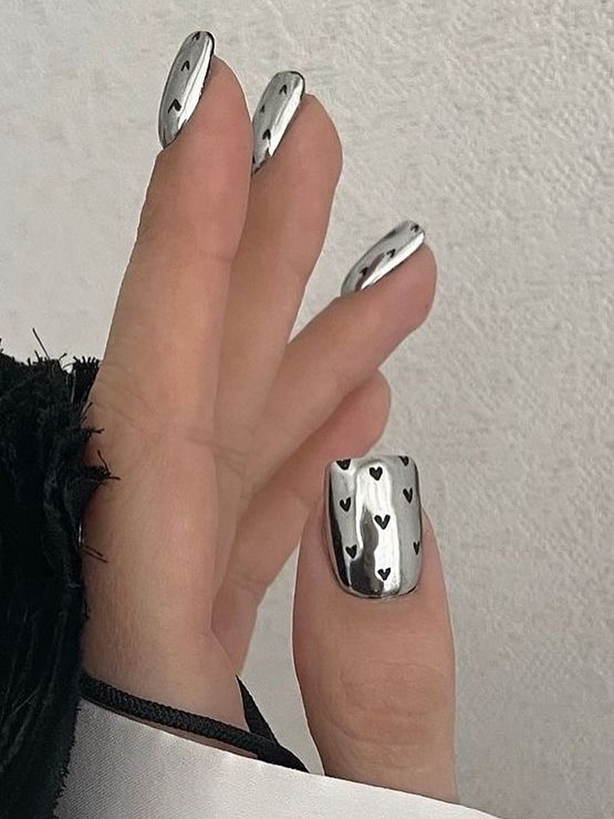 Маникюр с сердечками ко Дню Влюбленных в феврале 2026