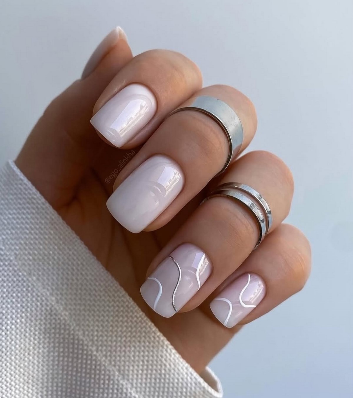 Зимний маникюр с деликатными акцентами на 2026 год