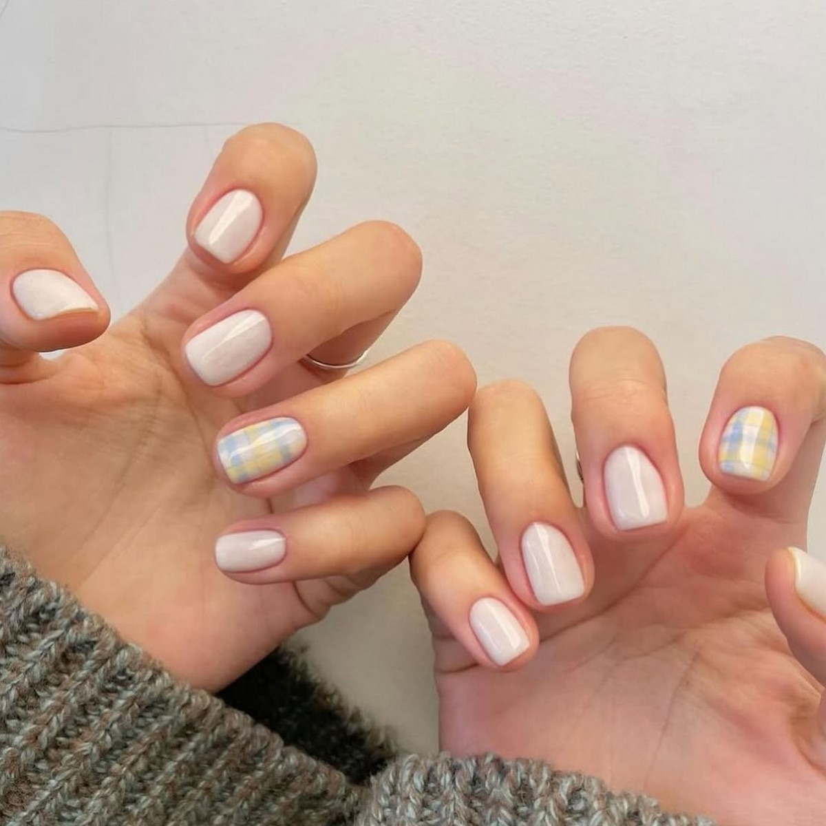 Зимний маникюр с деликатными акцентами на 2026 год