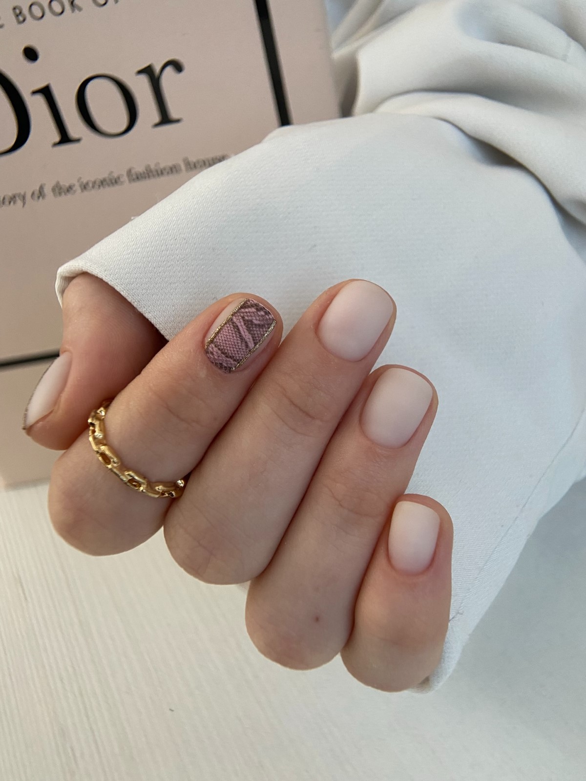 Зимний маникюр с деликатными акцентами на 2026 год