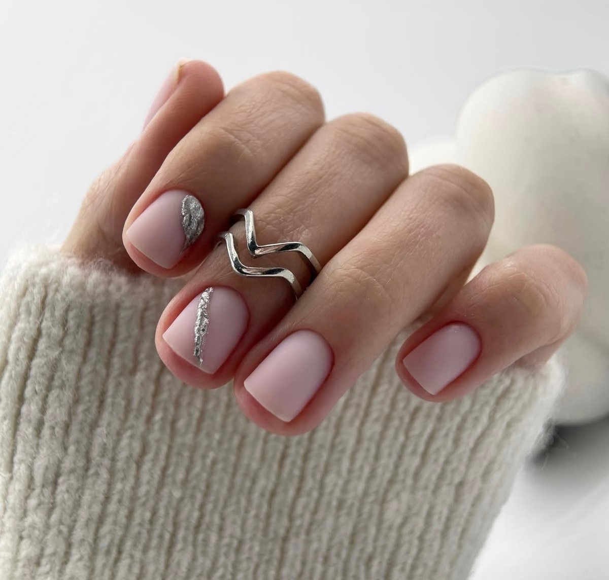 Зимний маникюр с деликатными акцентами на 2026 год