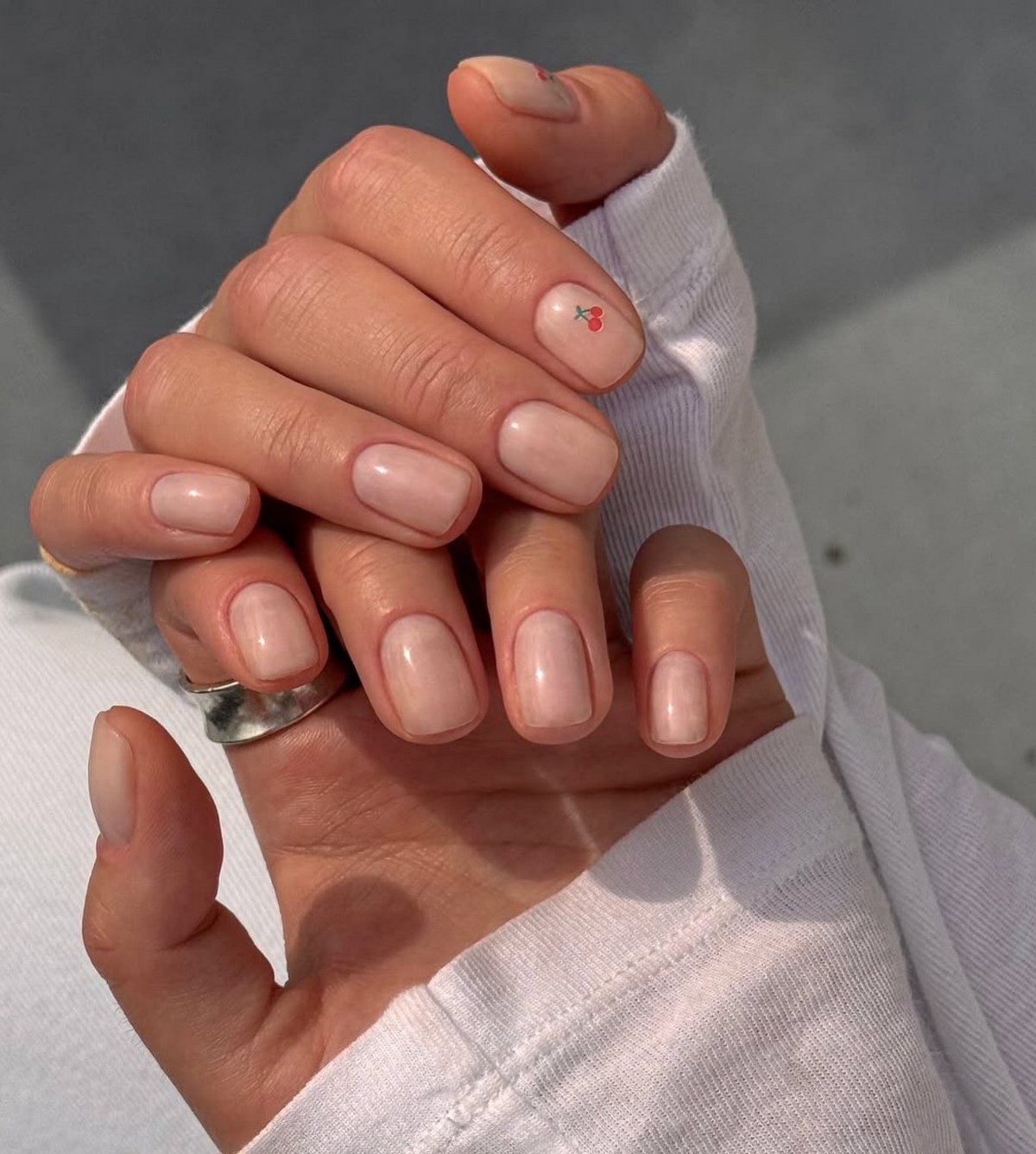 Зимний маникюр с деликатными акцентами на 2026 год