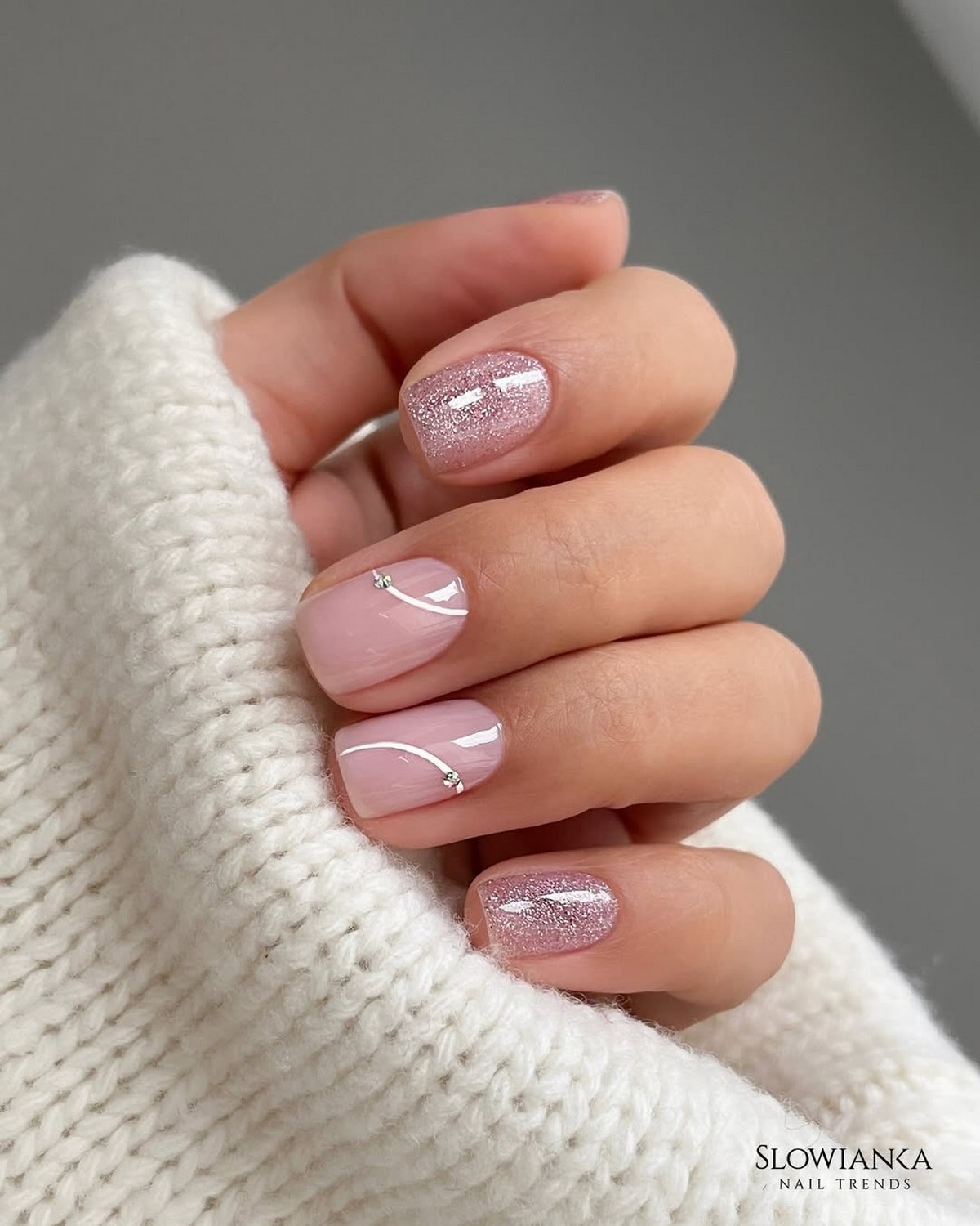 Зимний маникюр с деликатными акцентами на 2026 год