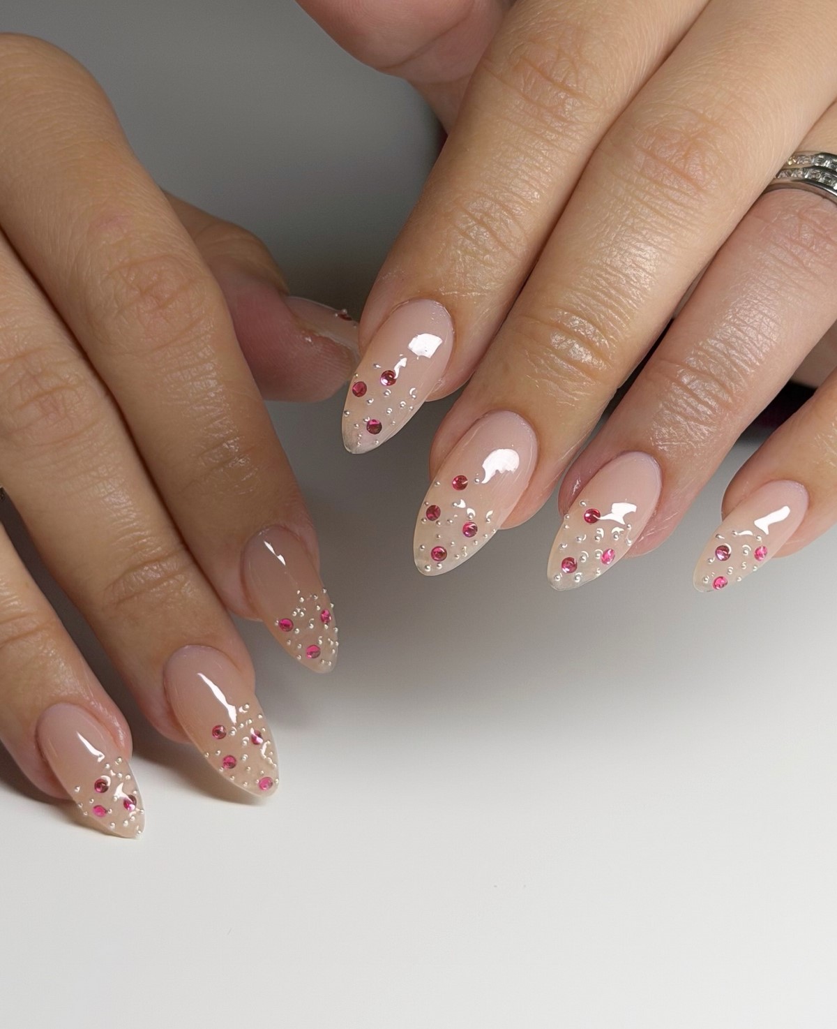 Зимний маникюр с деликатными акцентами на 2026 год