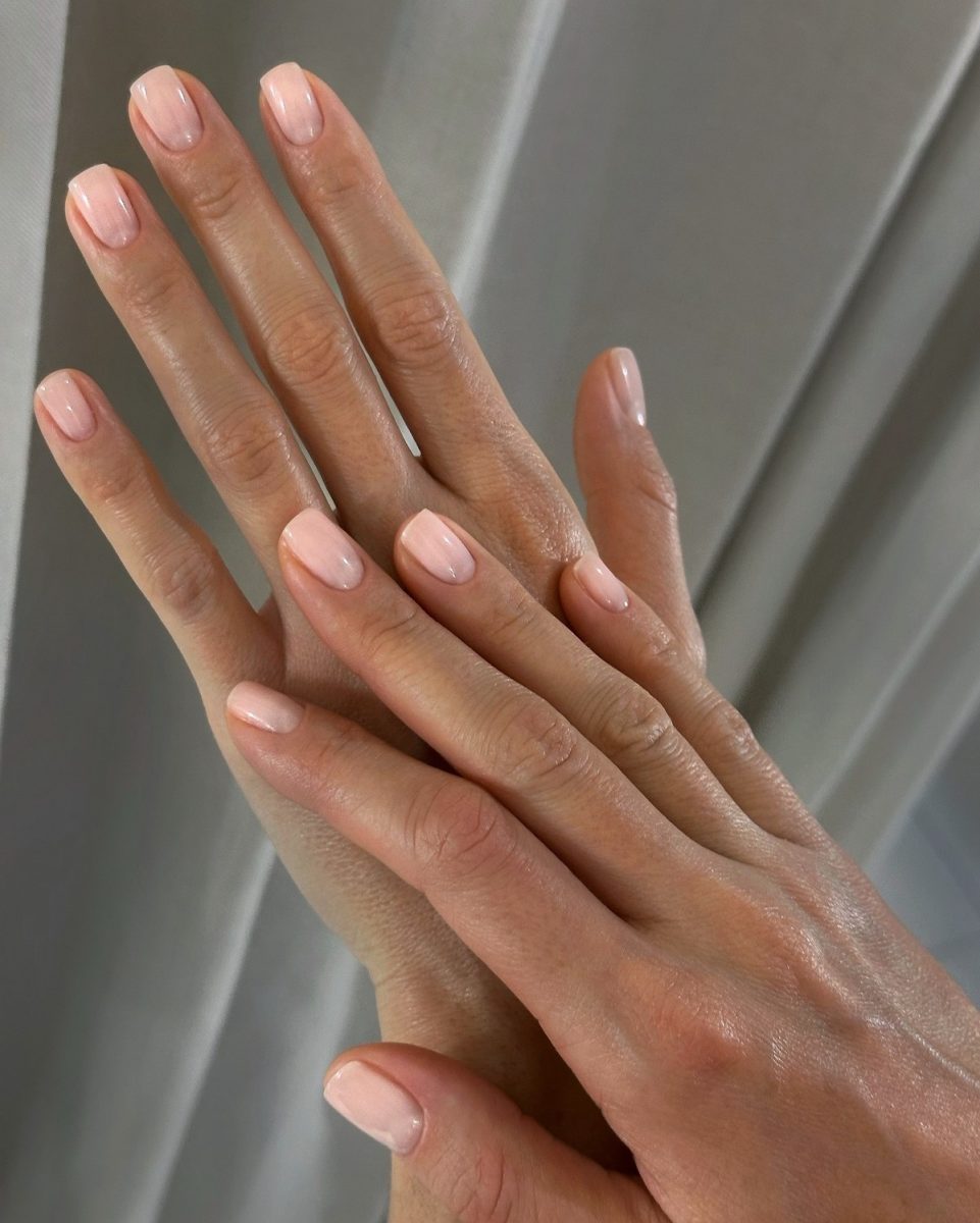 Полупрозрачное покрытие на коротких ногтях