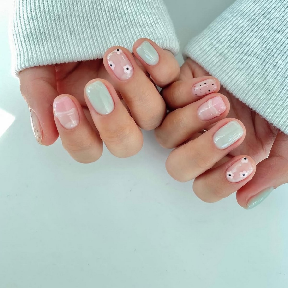 Короткие ногти с легким цветочным дизайном