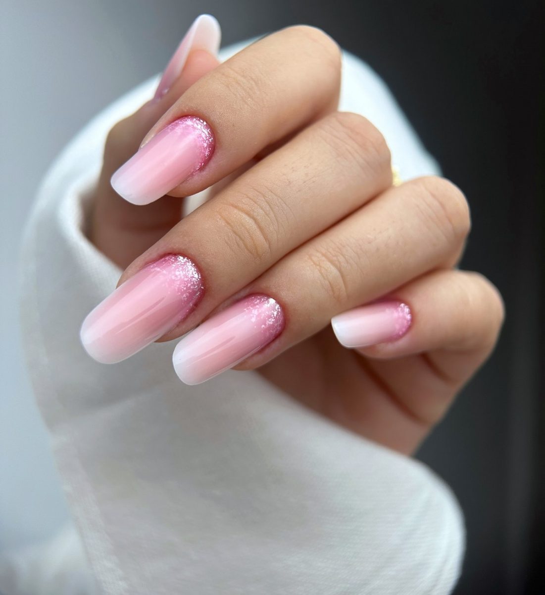 Нюдово-молочный градиент с блестками у кутикулы