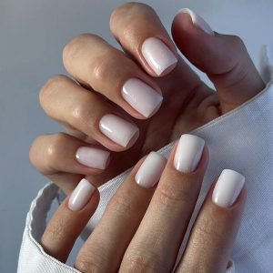Молочный маникюр на короткие ногти квадратной формы