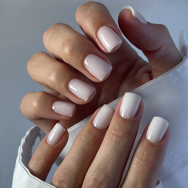 Молочный маникюр на короткие ногти квадратной формы