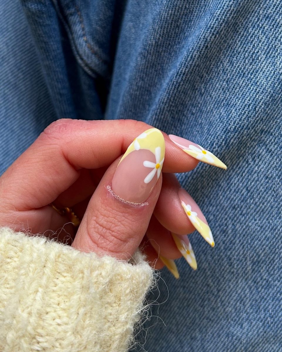Нежный желтый френч-маникюр с белыми цветами