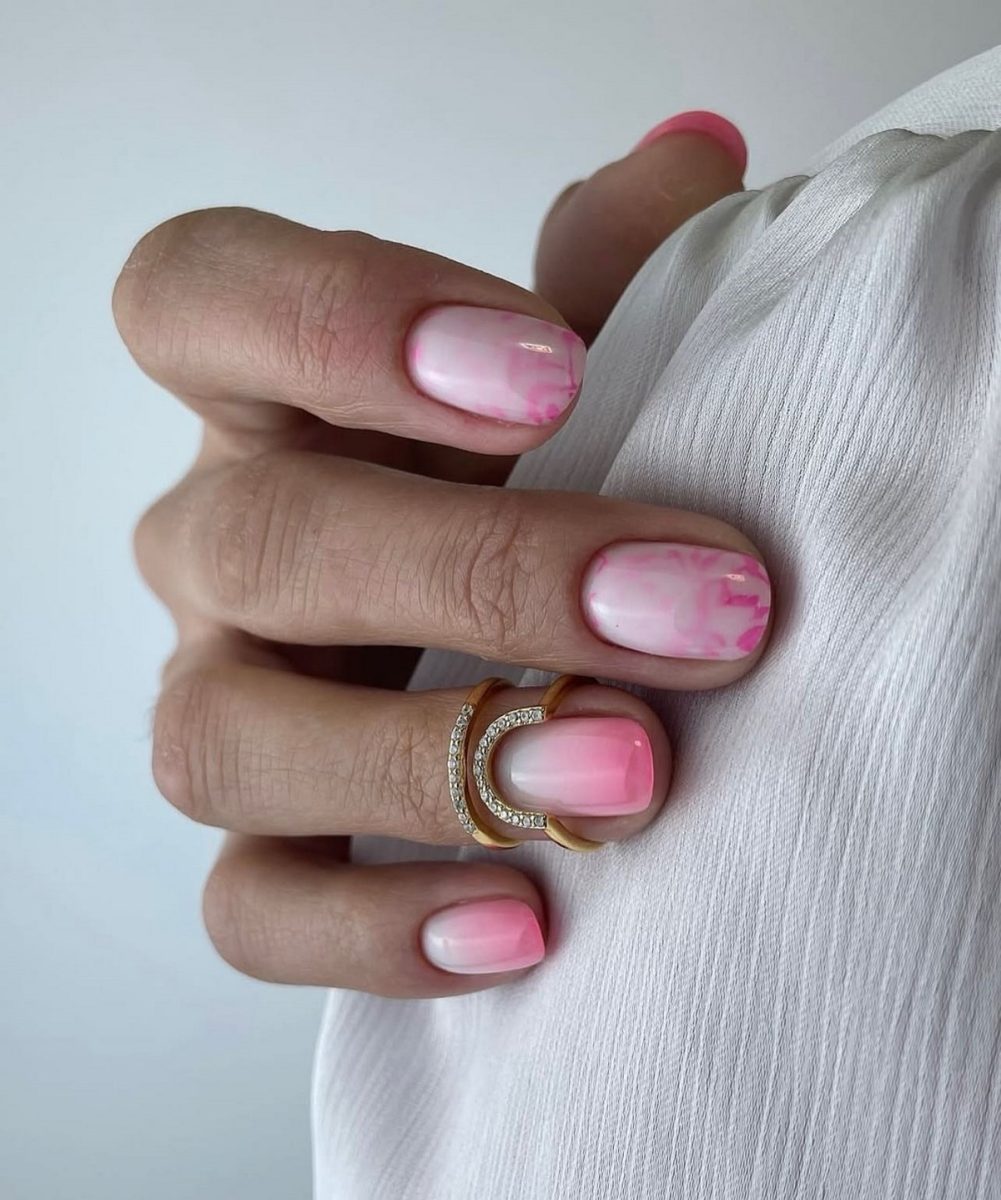 Нежный градиент на коротких ногтях в розовом цвете