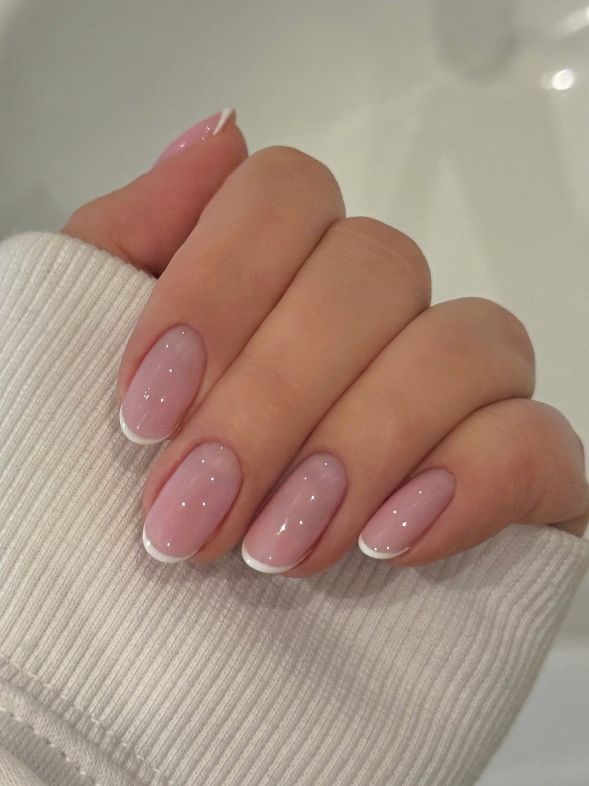 Микрофренч этой весны: тонкая линия, которая меняет весь маникюр