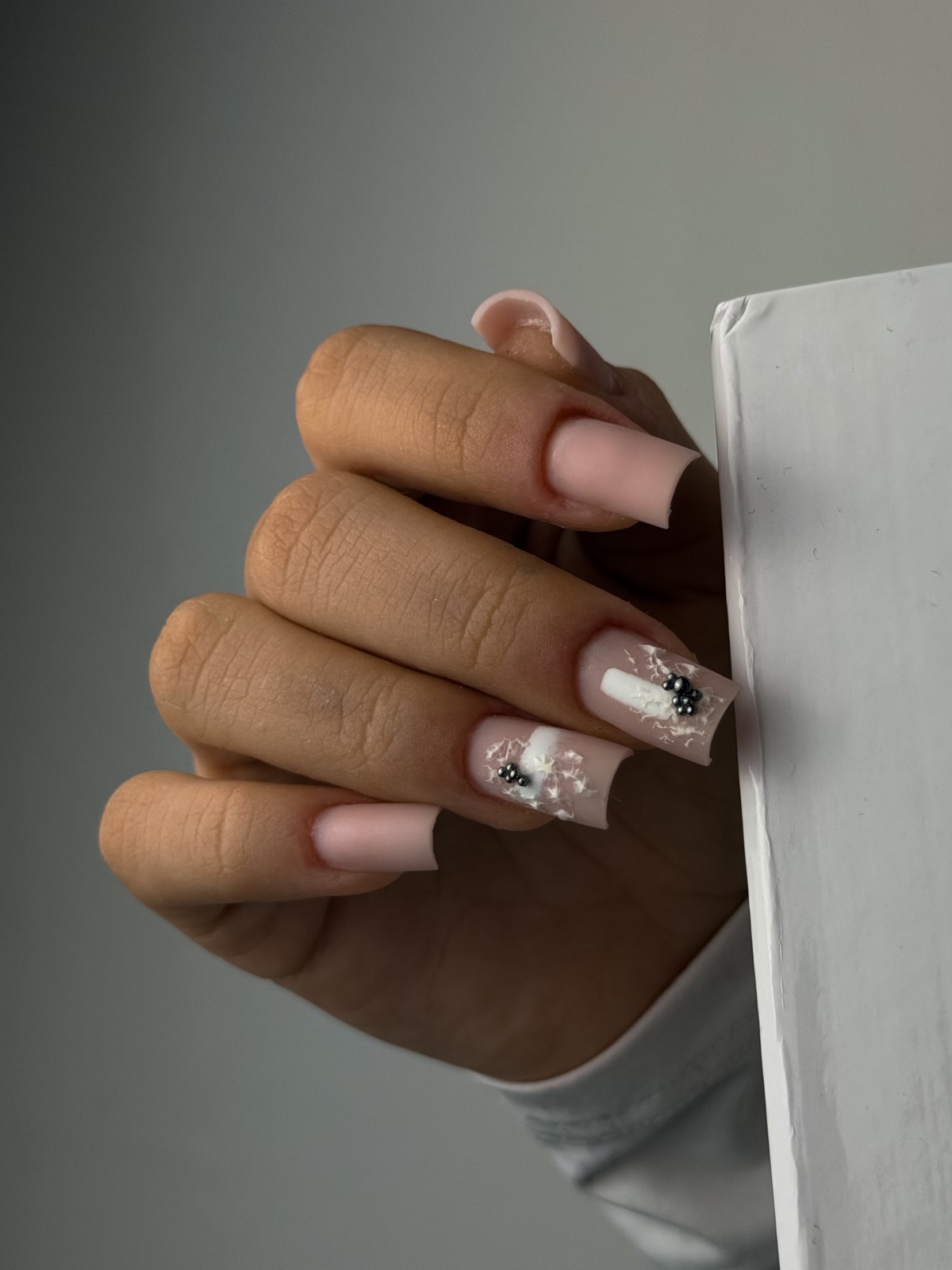 Нюд маникюр февраля 2026: натуральность, блеск и минимализм