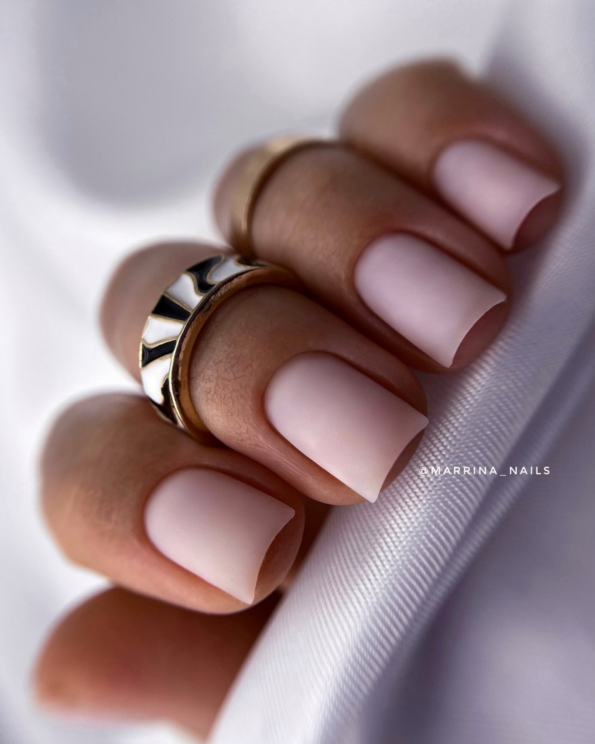 Эти весенние оттенки выглядят дороже и освежают руки