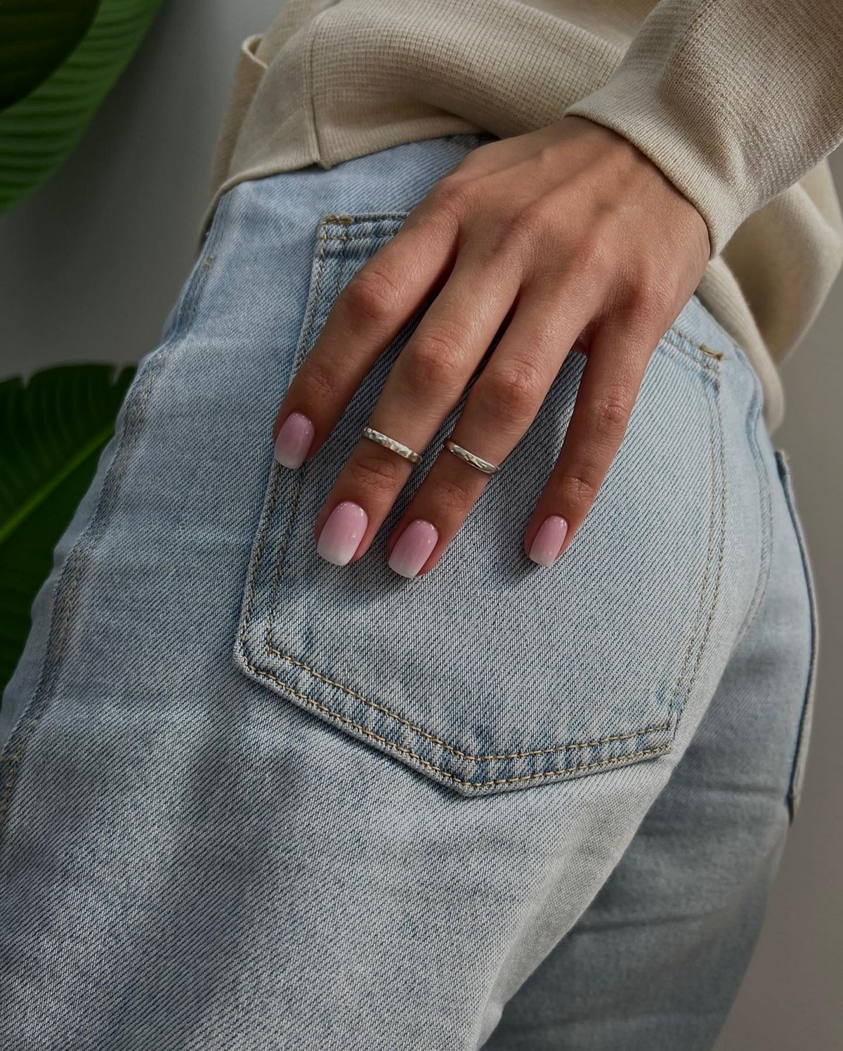 Нежный весенний градиент, который выглядит аккуратно и современно