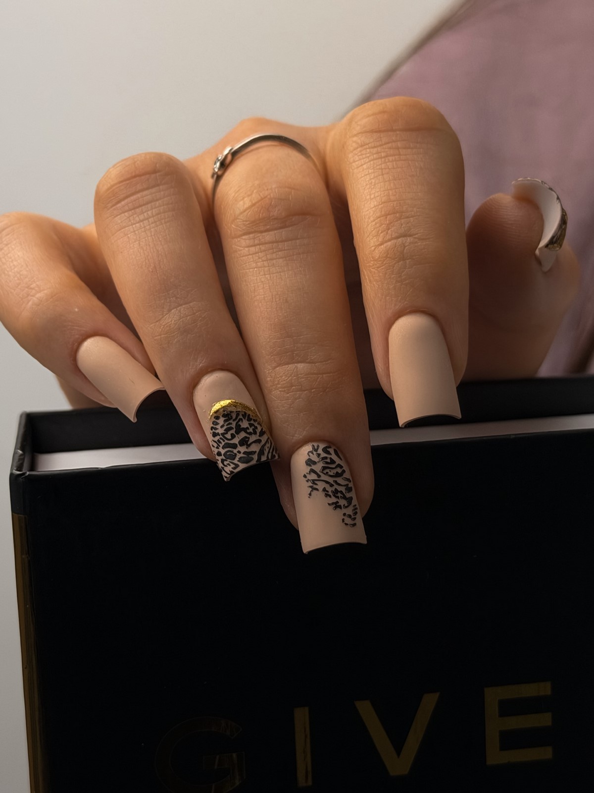 Нюд маникюр февраля 2026: натуральность, блеск и минимализм