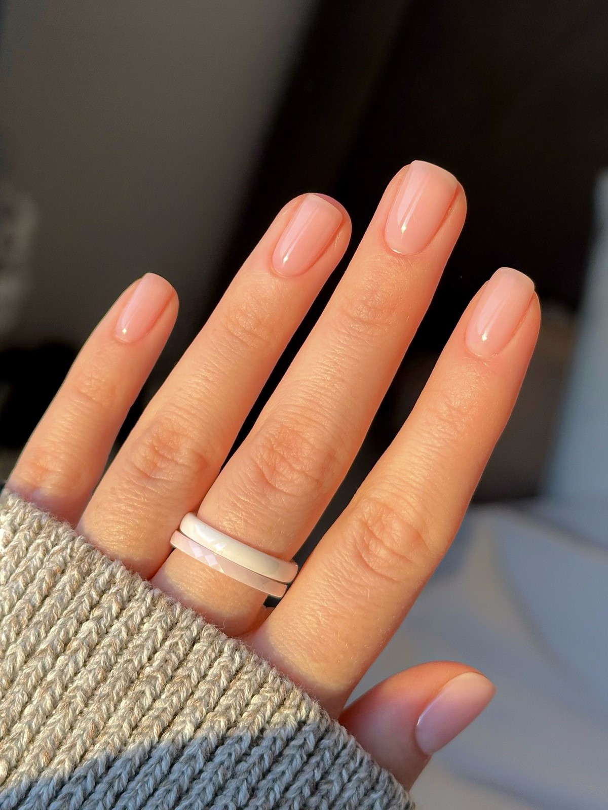 Аккуратный маникюр, который подходит к любой одежде