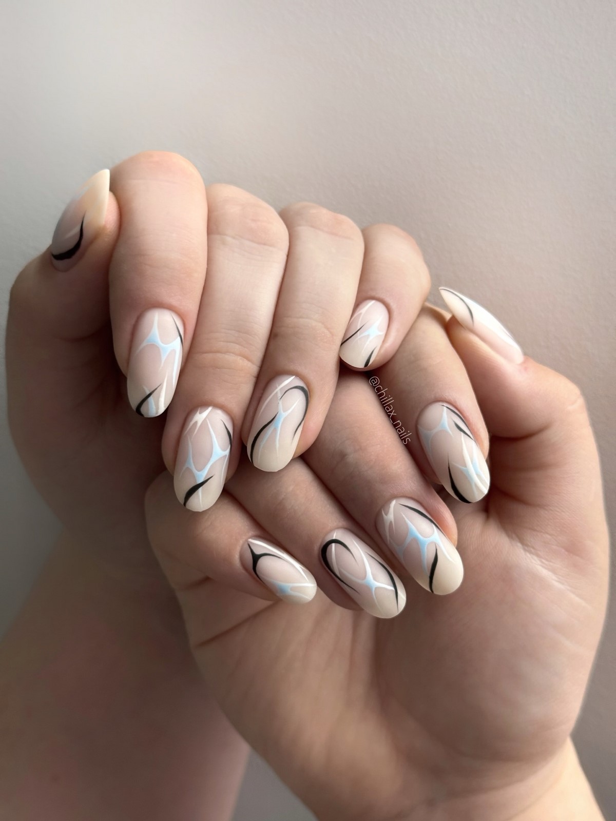 Эти формы ногтей визуально удлиняют пальцы и стройнят руки