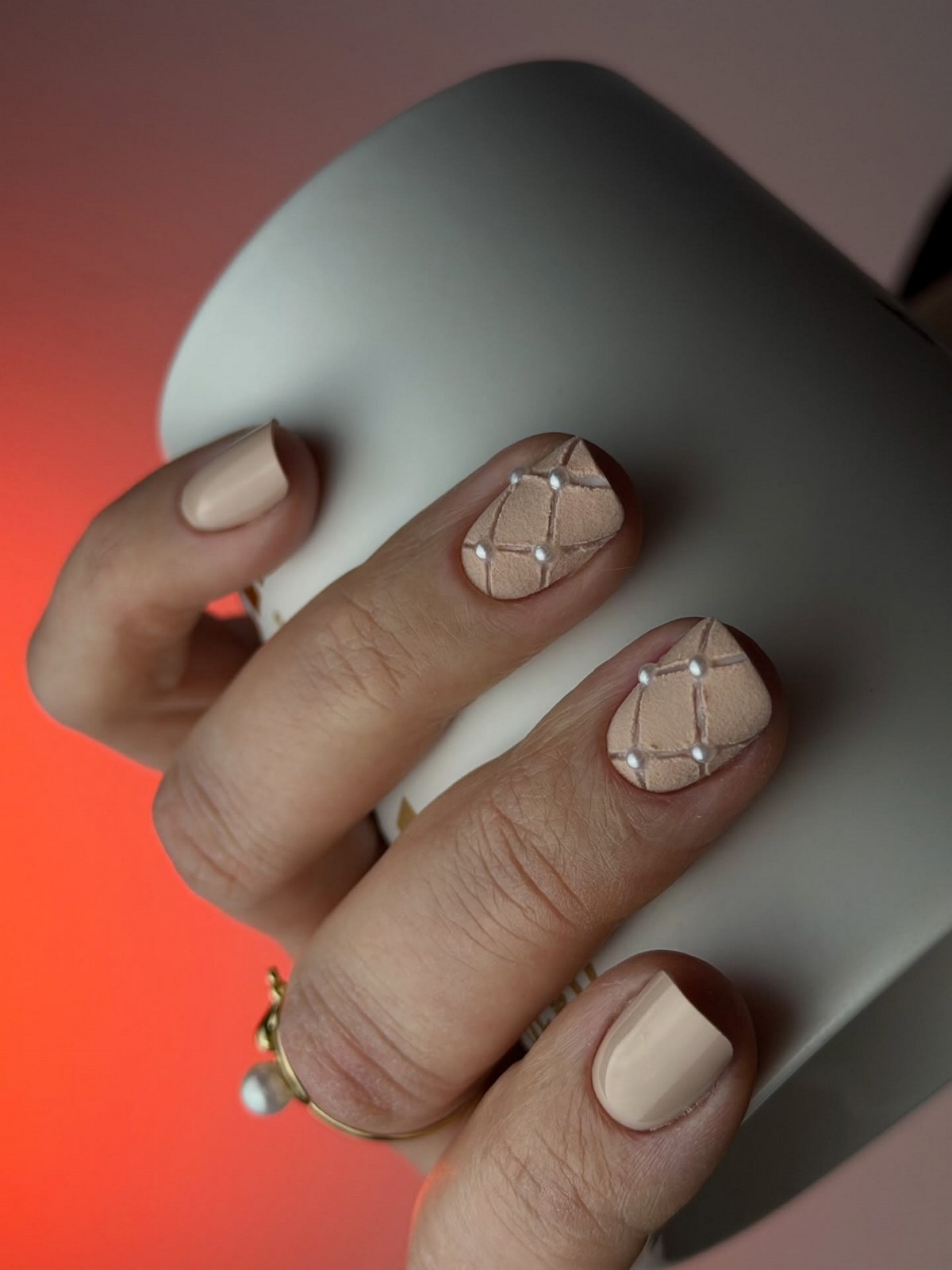 Аккуратный маникюр, который подходит к любой одежде