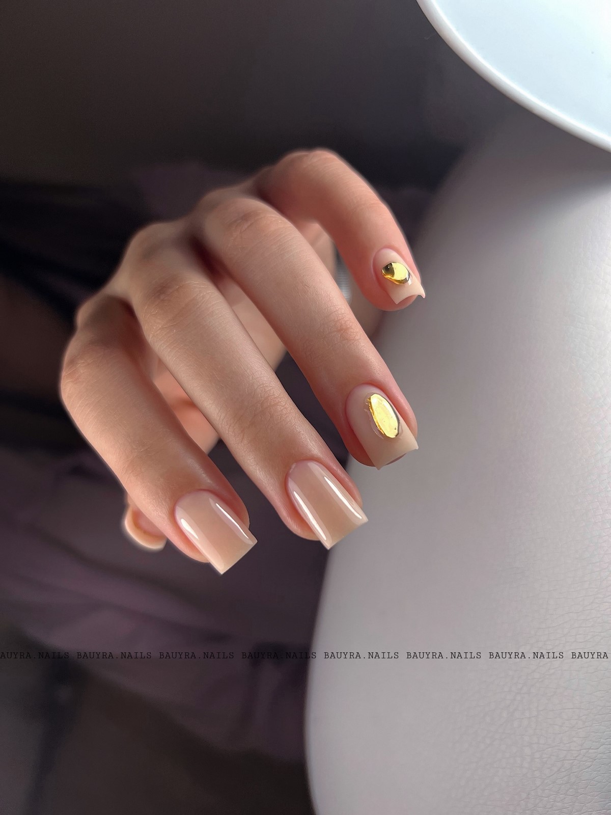 Нюд маникюр февраля 2026: натуральность, блеск и минимализм