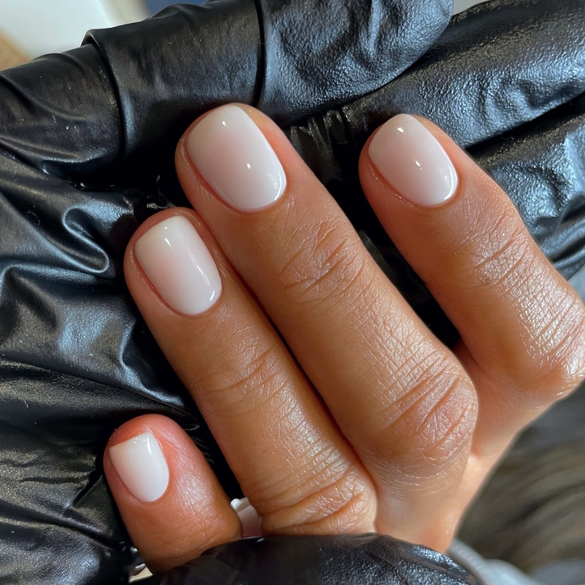 Эти весенние оттенки выглядят дороже и освежают руки