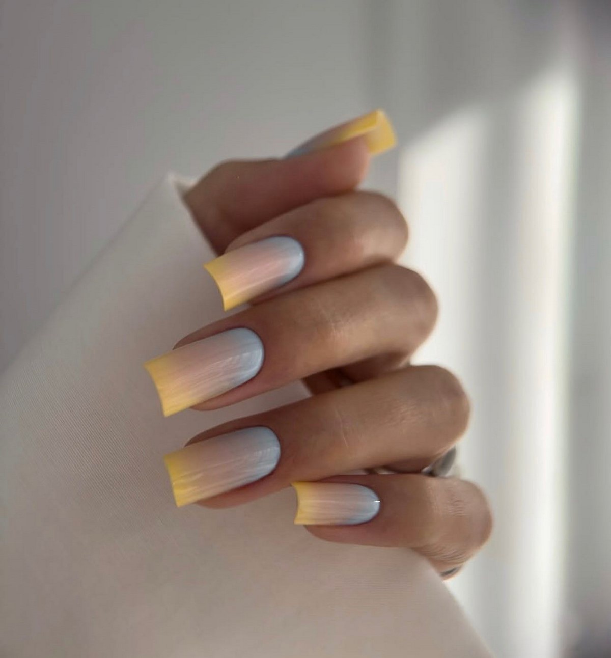 Нежный весенний градиент, который выглядит аккуратно и современно