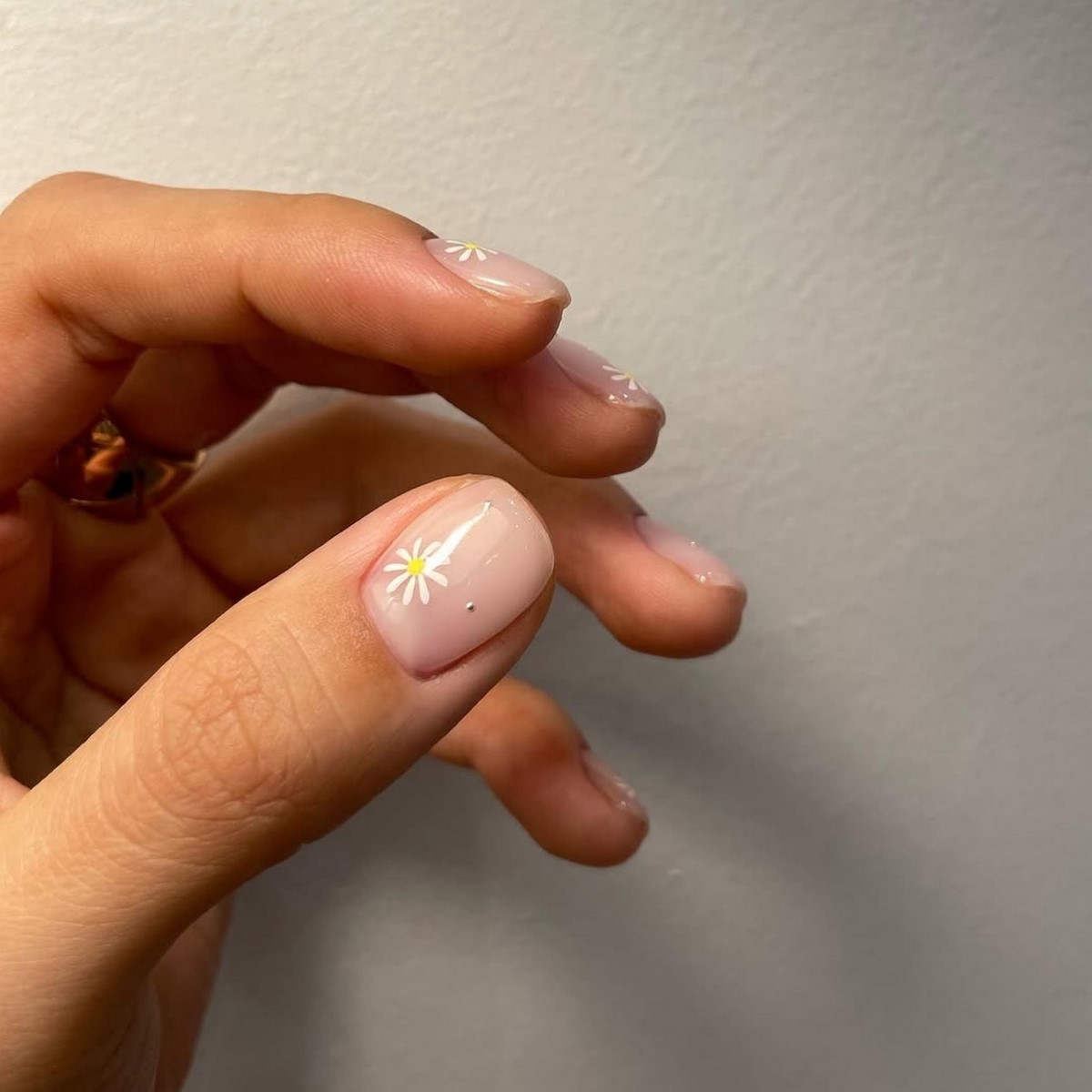 Весенний маникюр, который выглядит чисто и дорого даже на коротких ногтях