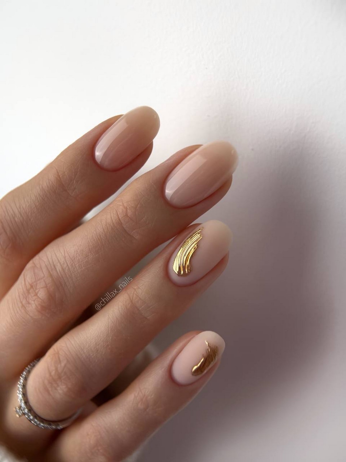 Аккуратный маникюр, который подходит к любой одежде