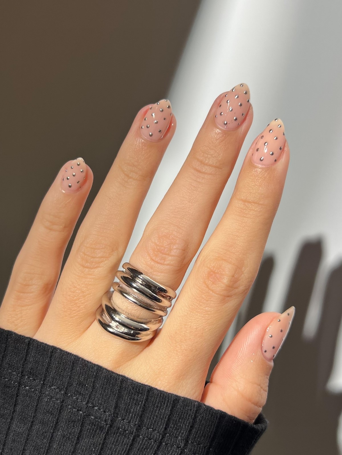 Нюд маникюр февраля 2026: натуральность, блеск и минимализм