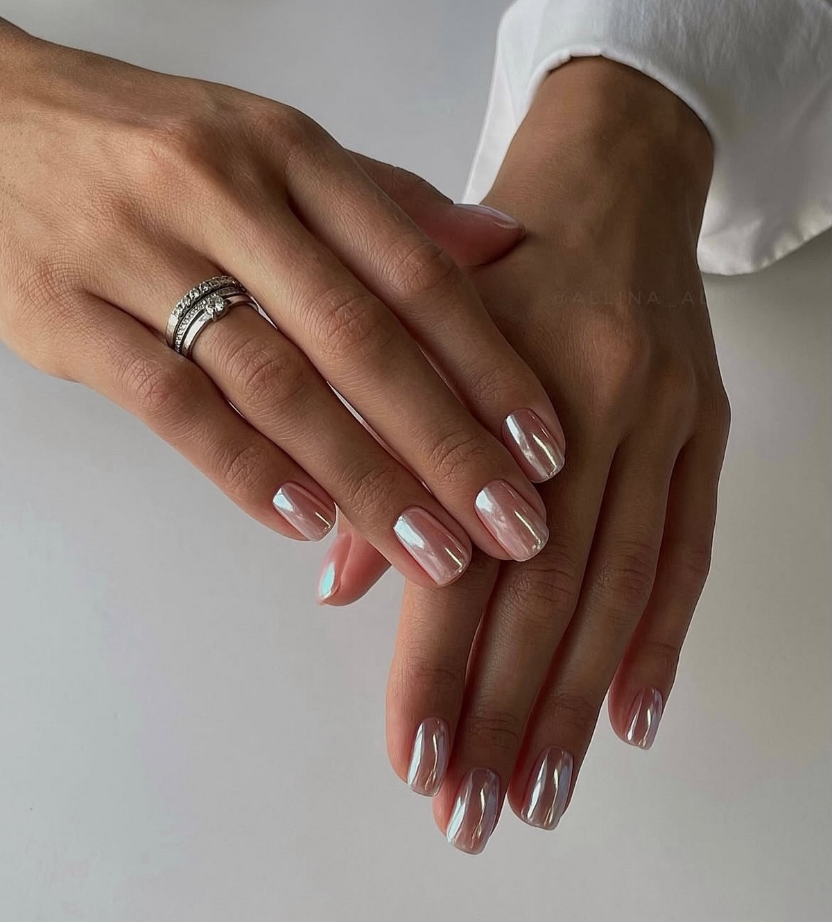 Аккуратный маникюр, который подходит к любой одежде