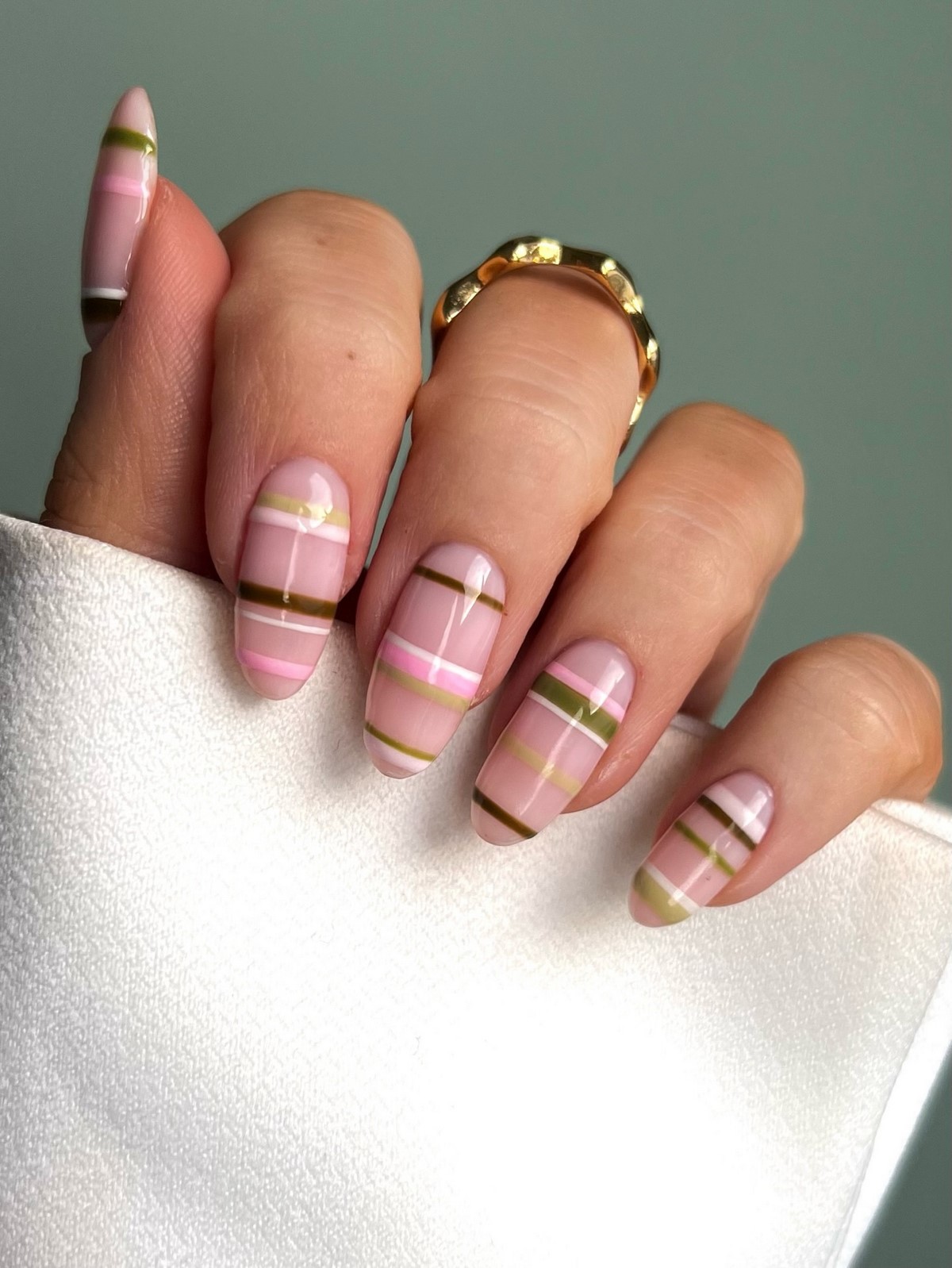 Нюд маникюр февраля 2026: натуральность, блеск и минимализм