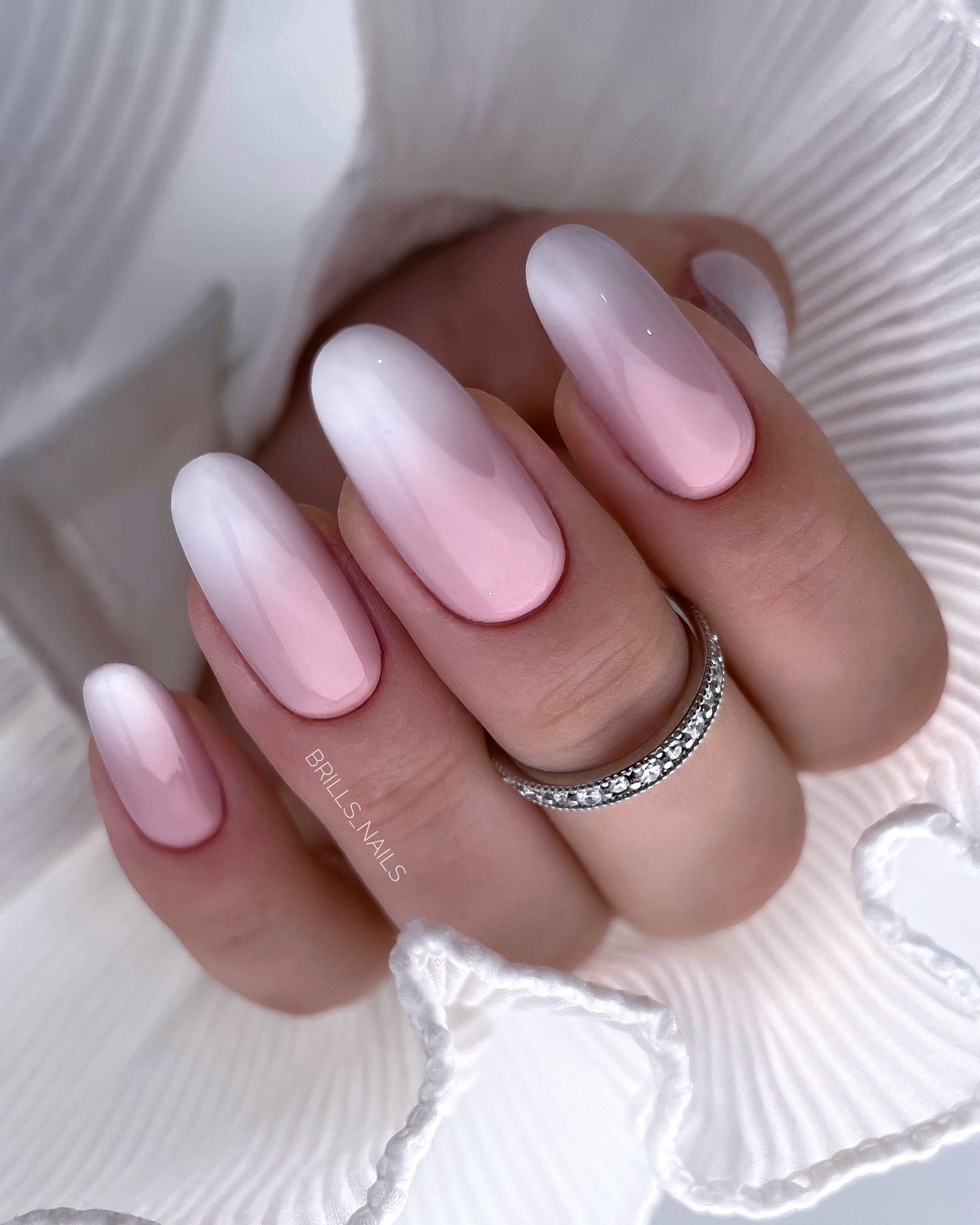 Нежный весенний градиент, который выглядит аккуратно и современно