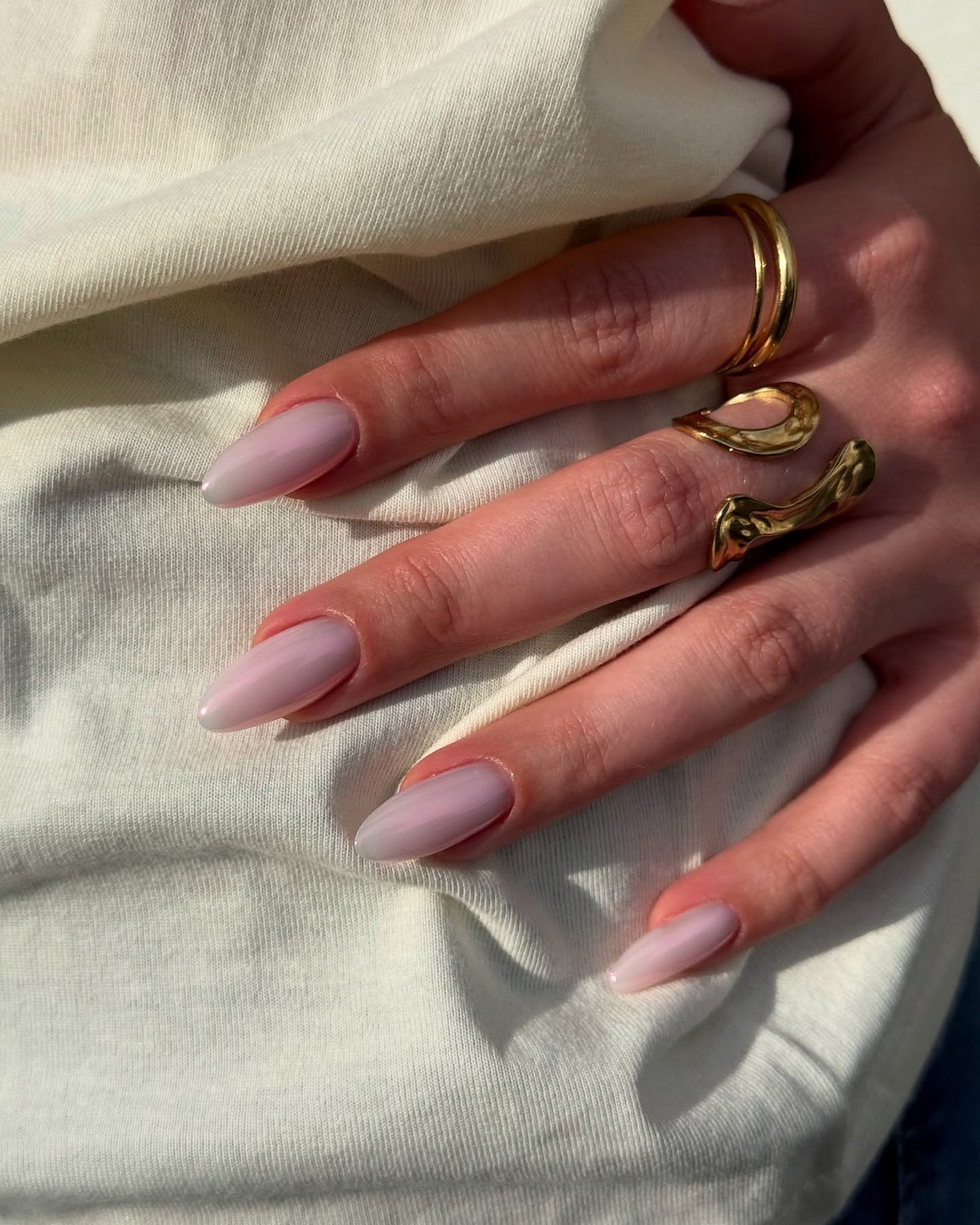 Аккуратный маникюр, который подходит к любой одежде