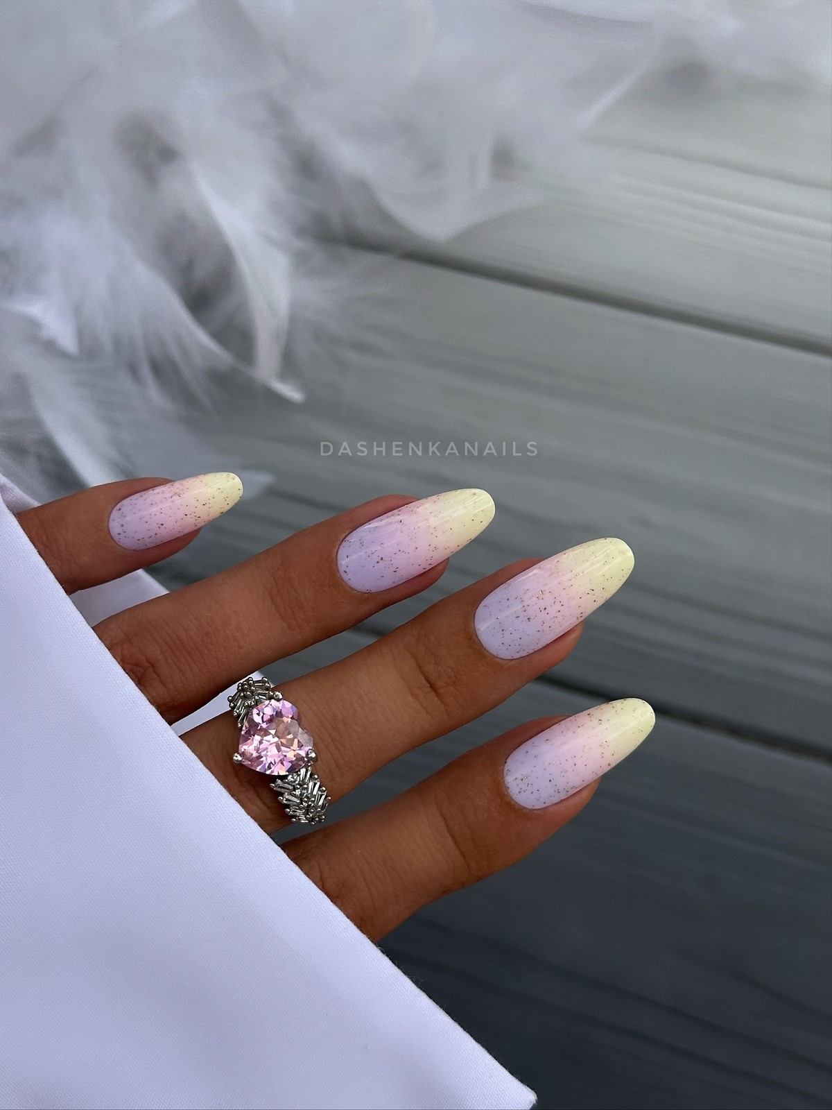 Нежный весенний градиент, который выглядит аккуратно и современно