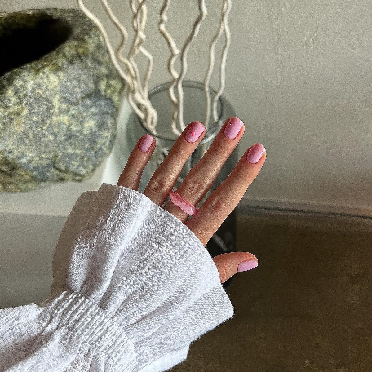 Весенний маникюр, который выглядит чисто и дорого даже на коротких ногтях