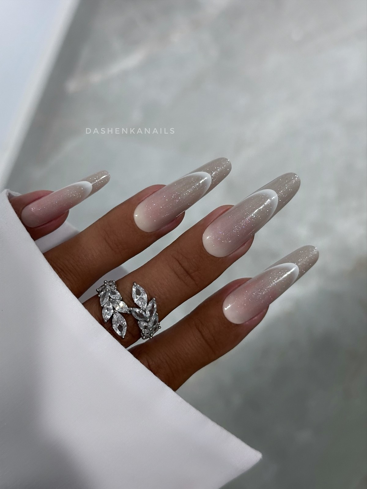 Нежный весенний градиент, который выглядит аккуратно и современно