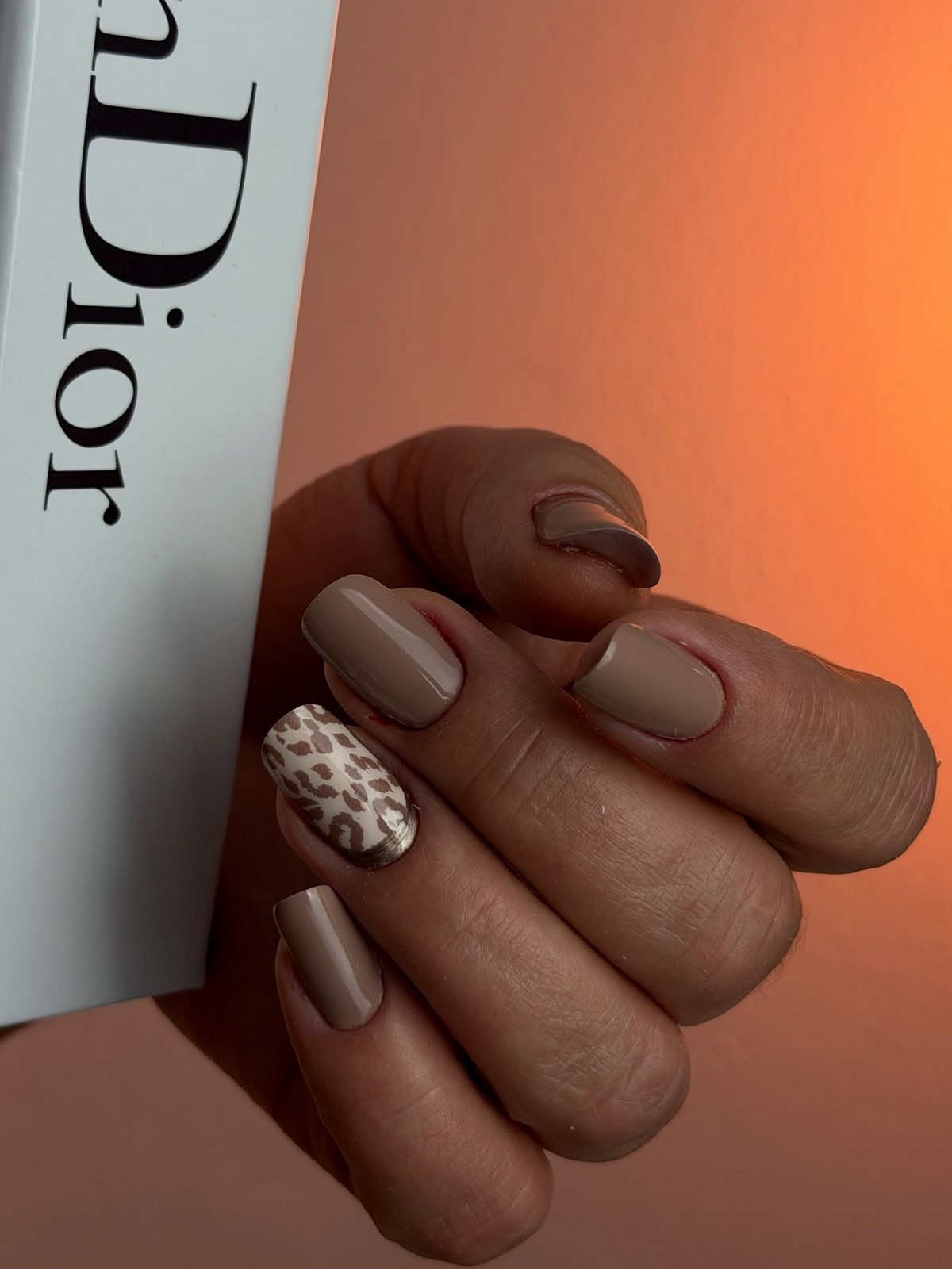 Аккуратный маникюр, который подходит к любой одежде