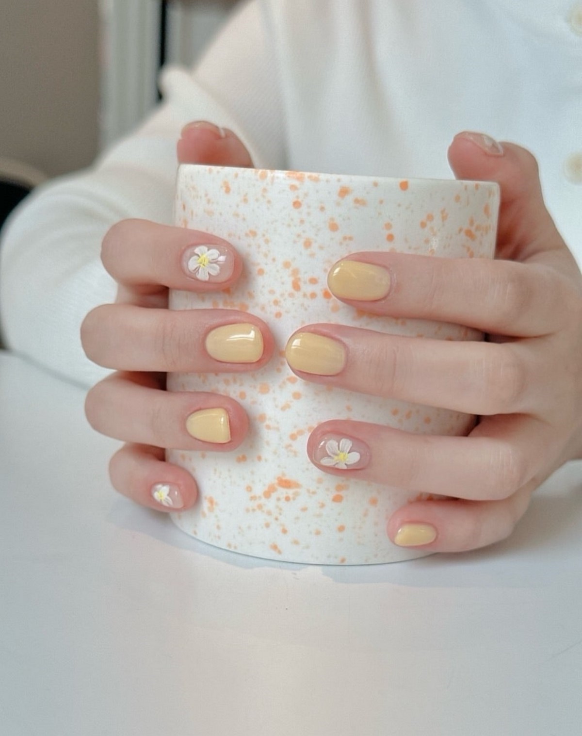 Эти весенние оттенки выглядят дороже и освежают руки