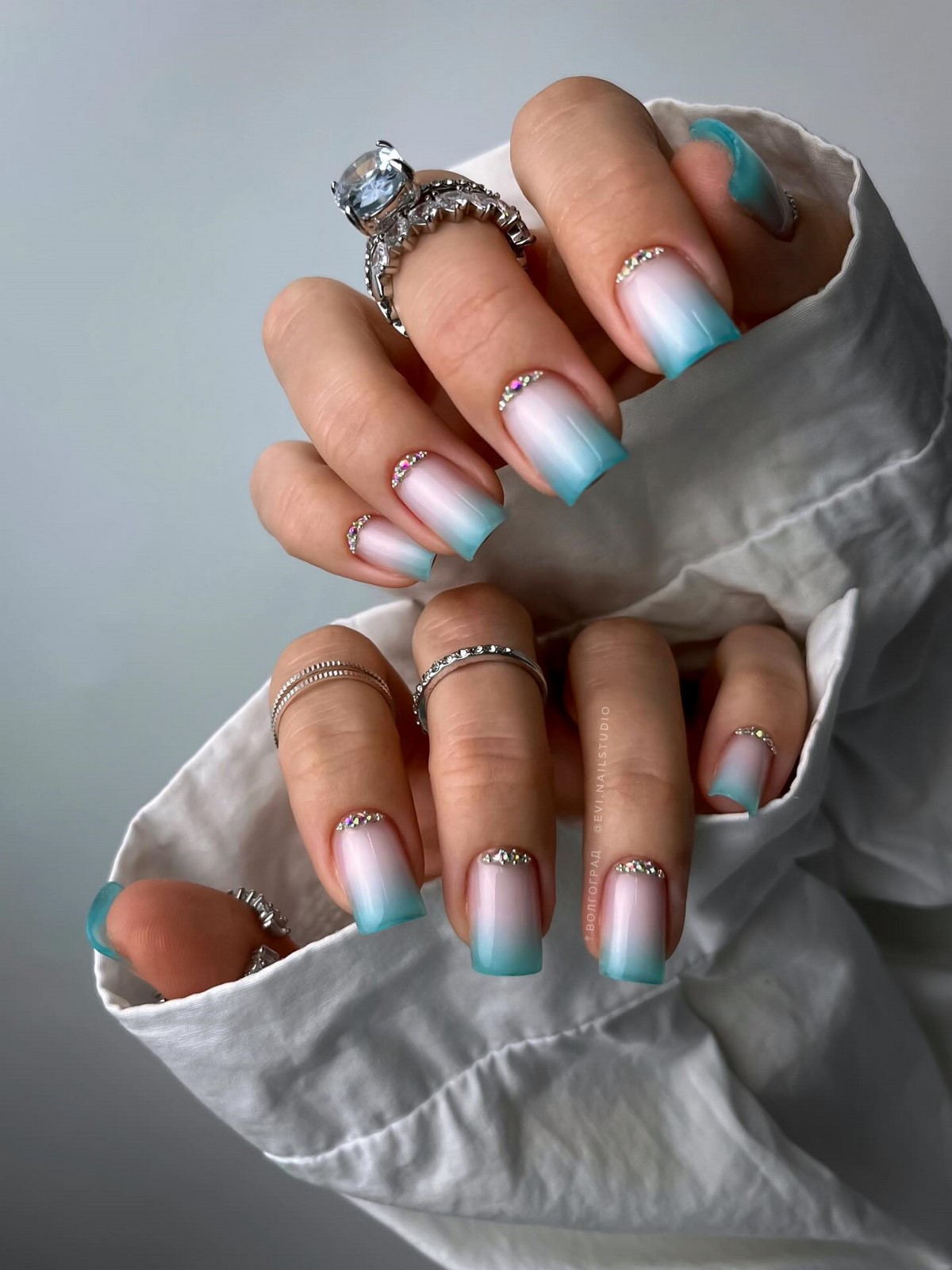 Нежный весенний градиент, который выглядит аккуратно и современно