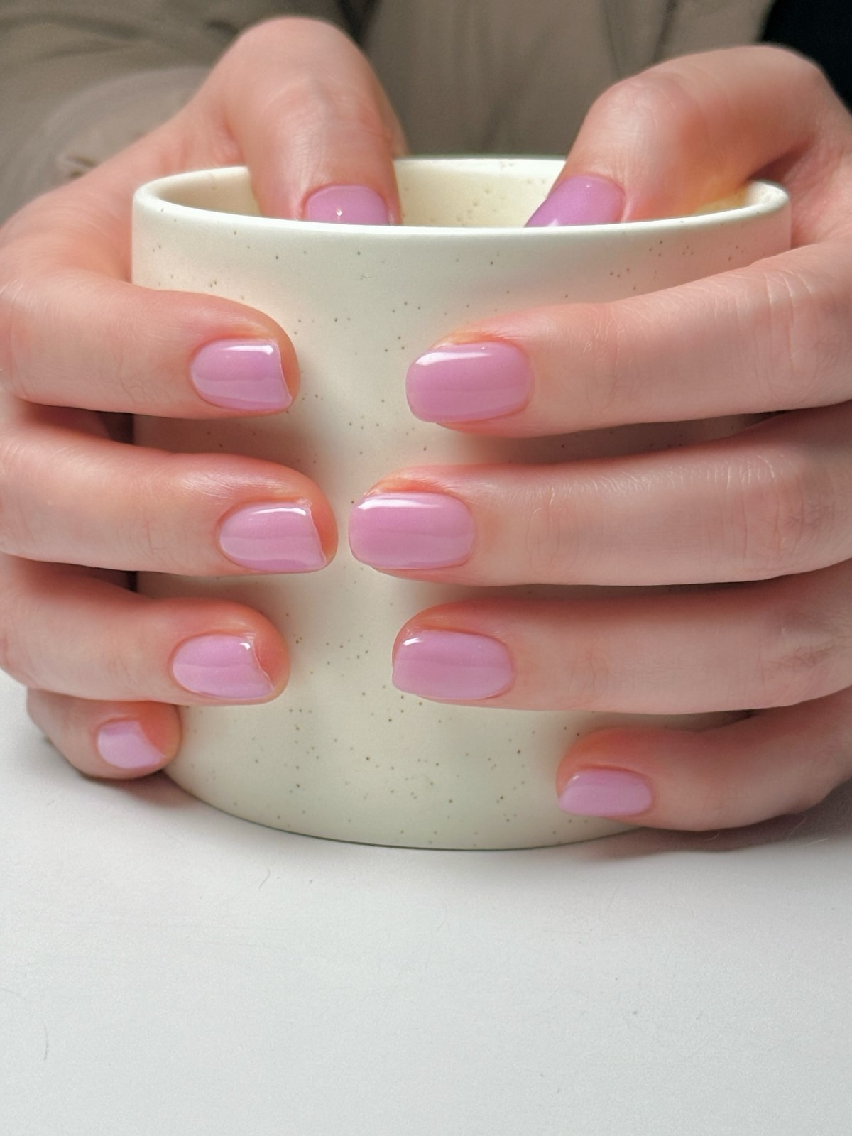 Весенний маникюр, который выглядит чисто и дорого даже на коротких ногтях