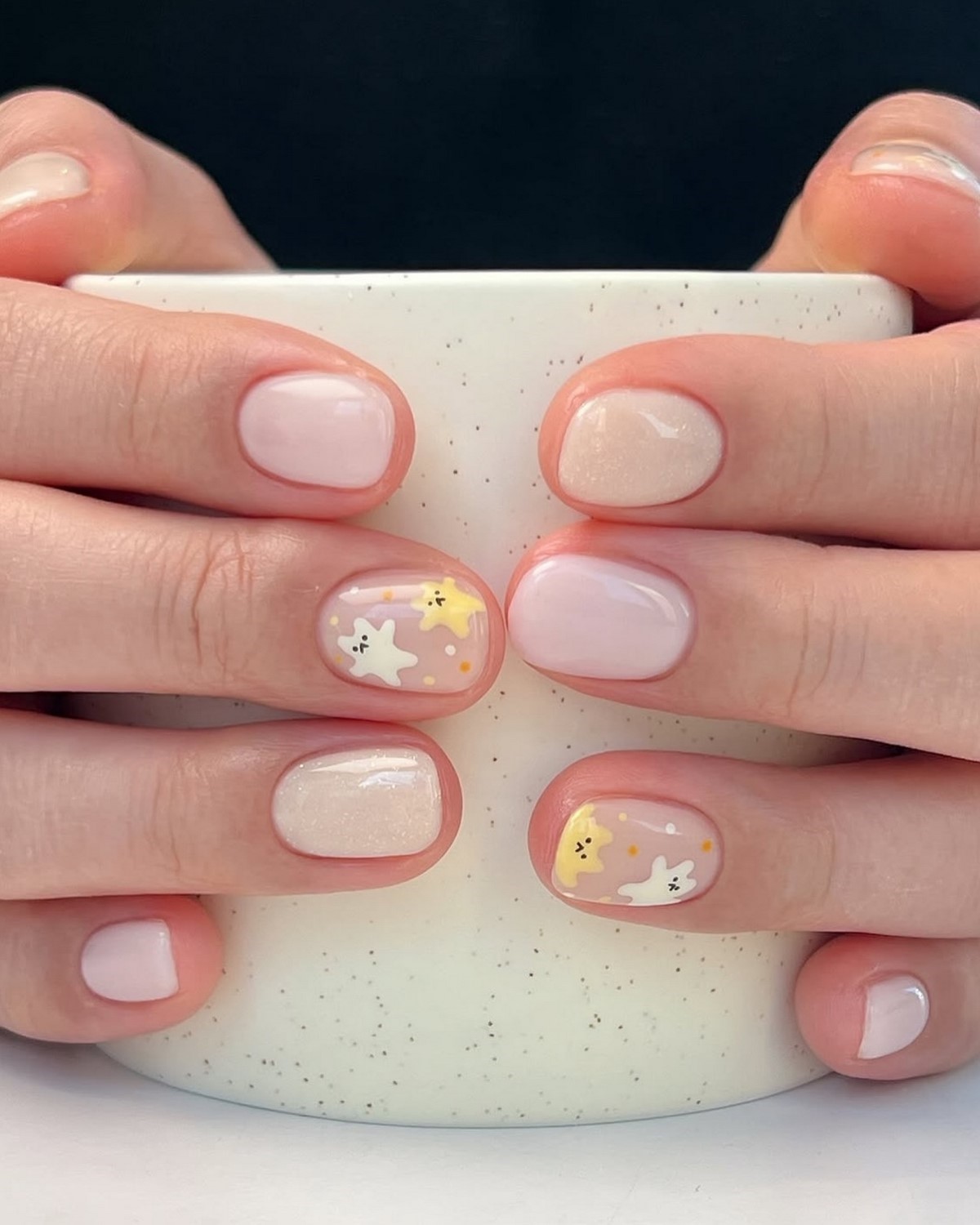 Эти весенние оттенки выглядят дороже и освежают руки