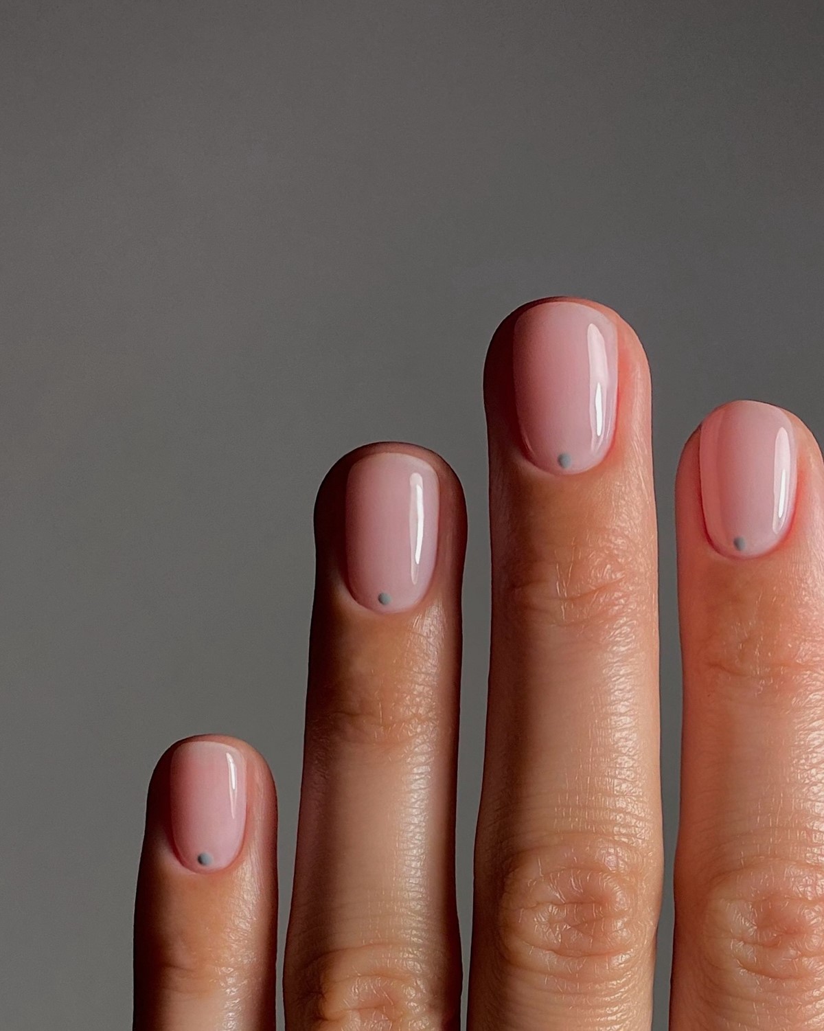 Весенний маникюр, который выглядит чисто и дорого даже на коротких ногтях