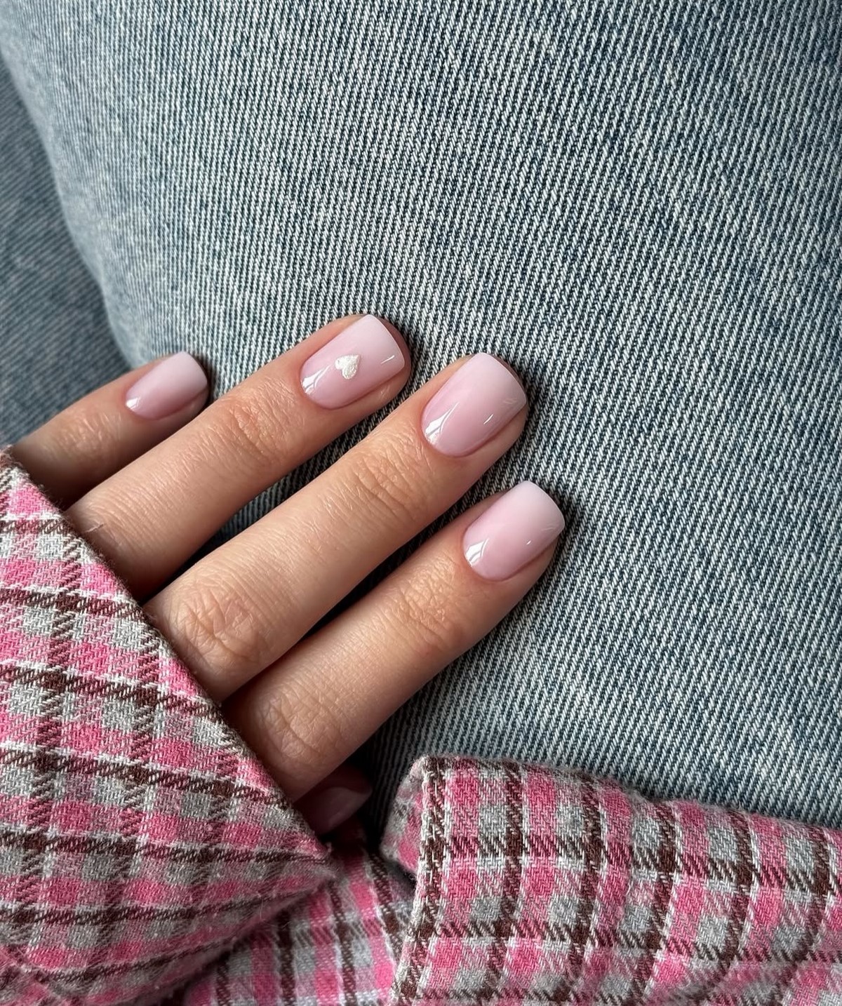 Весенний маникюр, который выглядит чисто и дорого даже на коротких ногтях