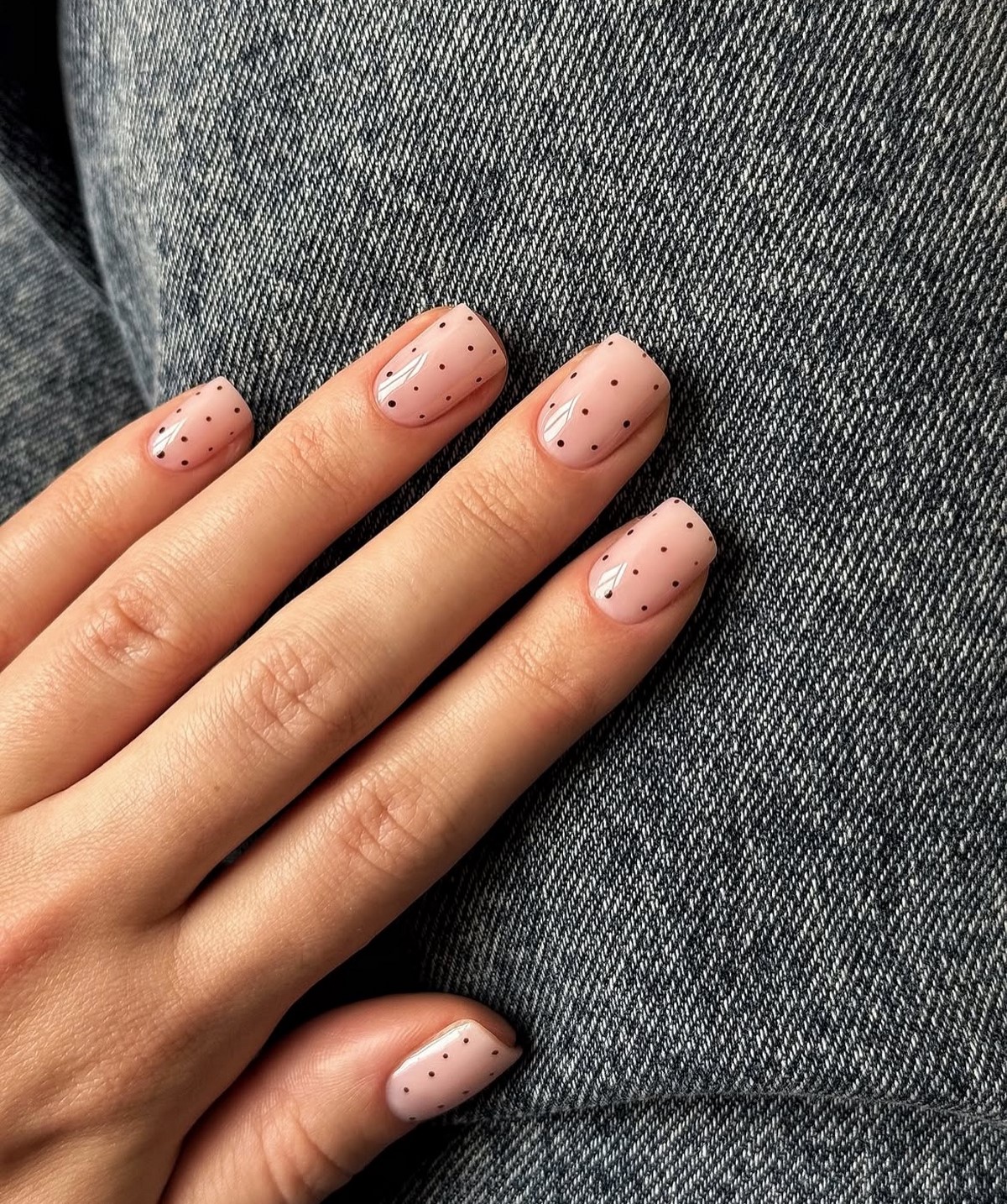 Весенний маникюр, который выглядит чисто и дорого даже на коротких ногтях