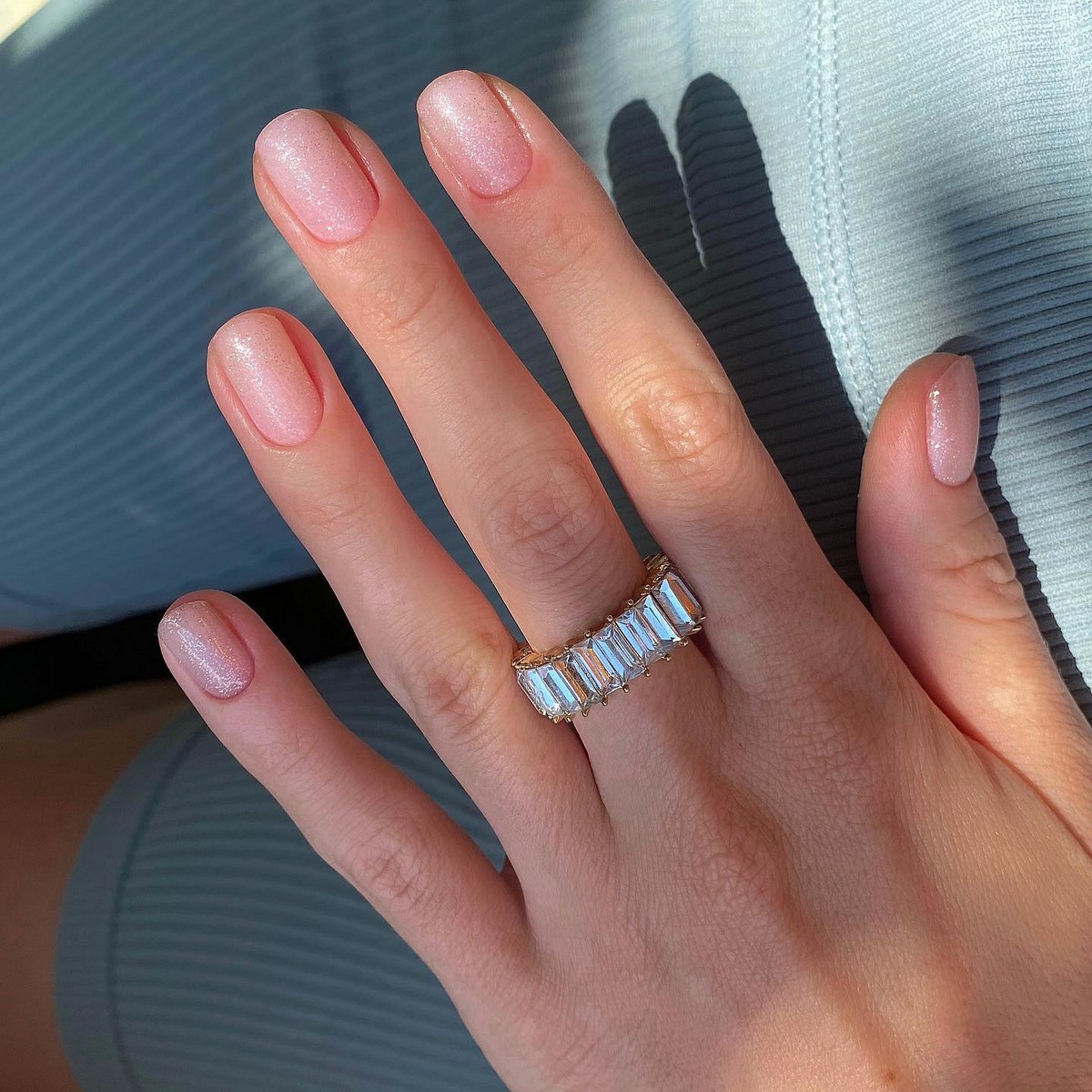 Весенний маникюр, который выглядит чисто и дорого даже на коротких ногтях