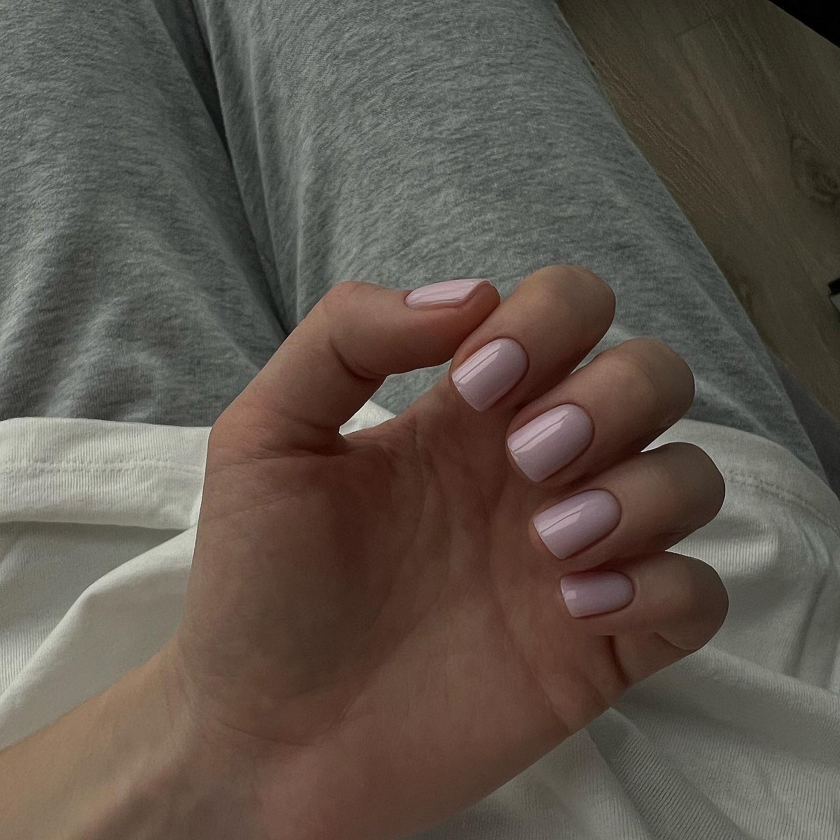 Весенний маникюр, который выглядит чисто и дорого даже на коротких ногтях