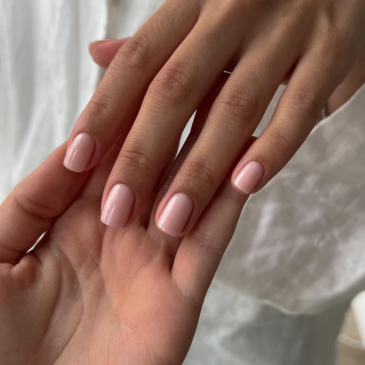 Весенний маникюр, который выглядит чисто и дорого даже на коротких ногтях