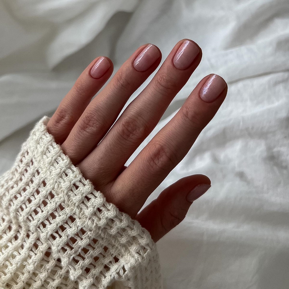 Весенний маникюр, который выглядит чисто и дорого даже на коротких ногтях